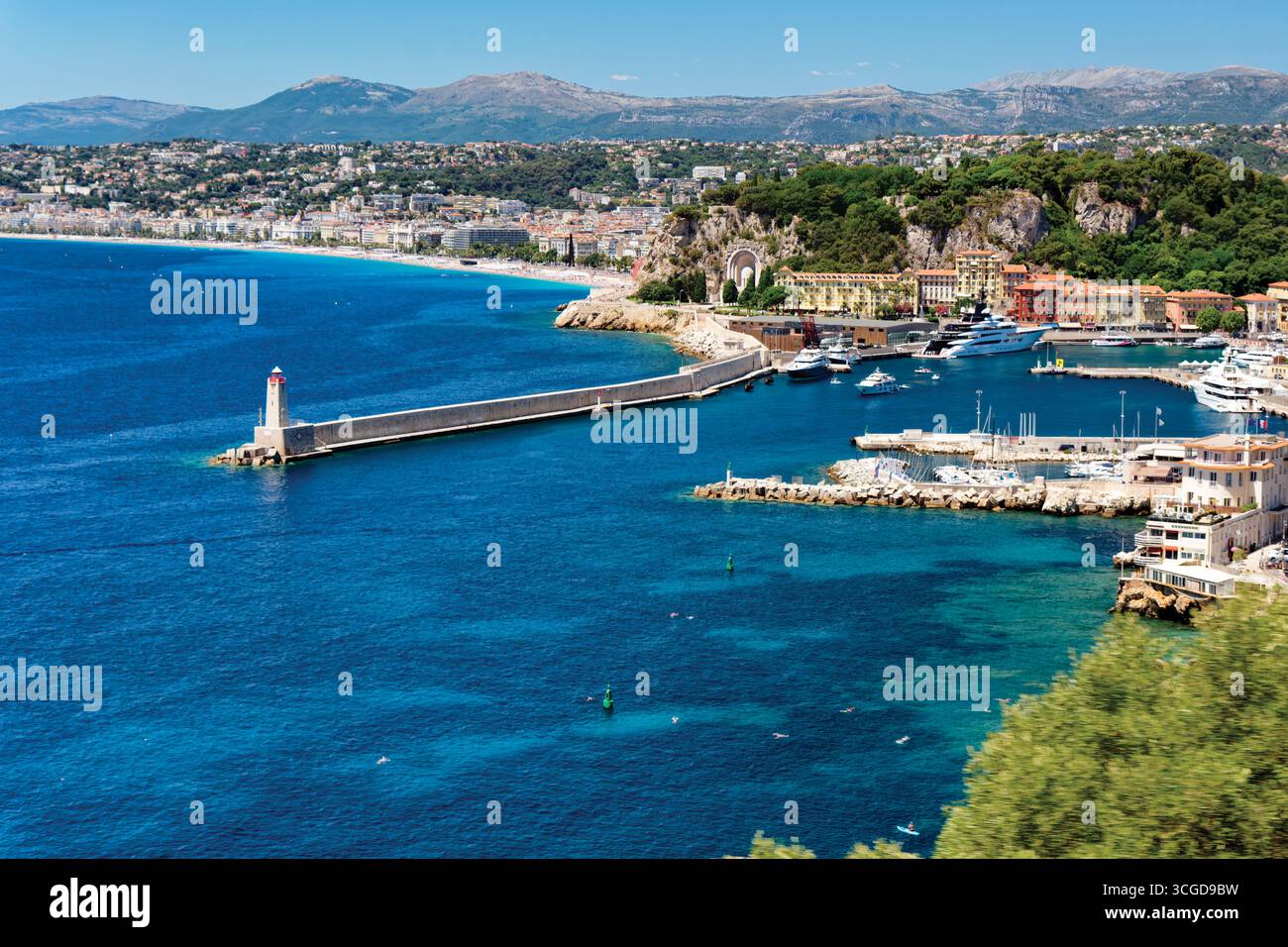 Blick aus der Vogelperspektive auf den Eingang von Port Lympia mit dem Leuchtturm von Nizza und die Stadt im Hintergrund, Alpes Maritimes, Cote d' Azur, Frankreich. Stockfoto