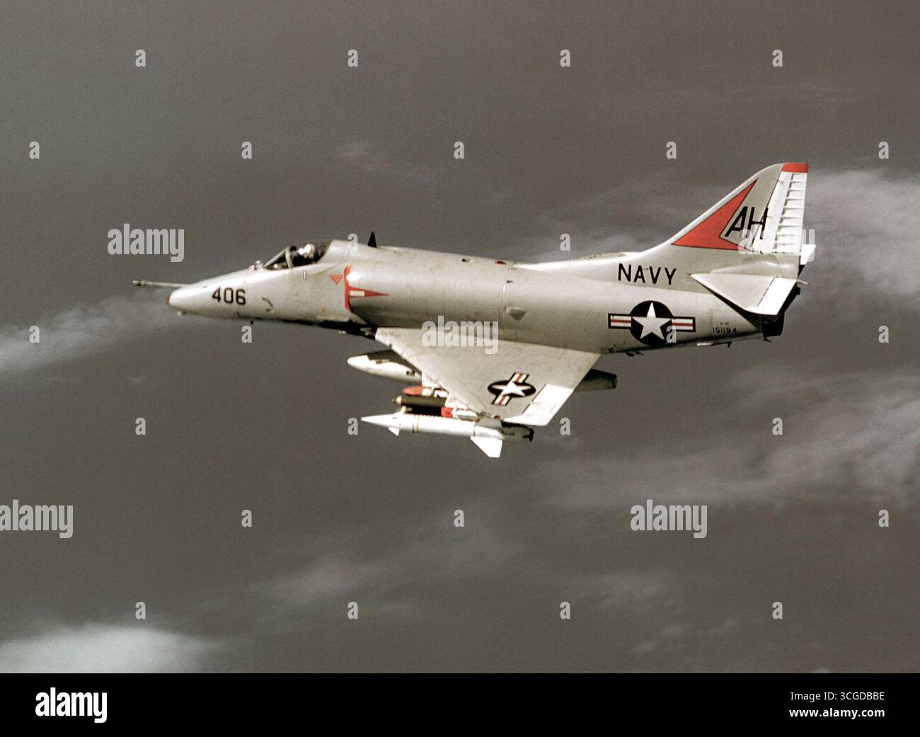 Ein Luft-zu-Luft linke Seitenansicht eines Angriffs Squadron 164 (VA-164) A-4 Skyhawk Flugzeuge auf dem Weg zu einem Ziel im Norden Vietnams. Das Flugzeug wird von Cmdr pilotiert. William F. Span, Executive Officer der VA-164. Stockfoto