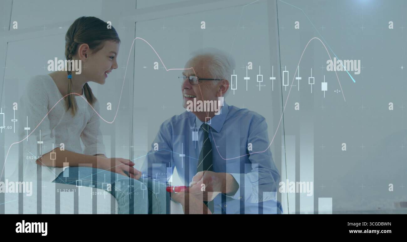 Er bietet eine kleine rote Geschenkbox, die Großvater neben dem Enkelkind auf der Bank kniet, mit Kartenüberlagerungen Stockfoto