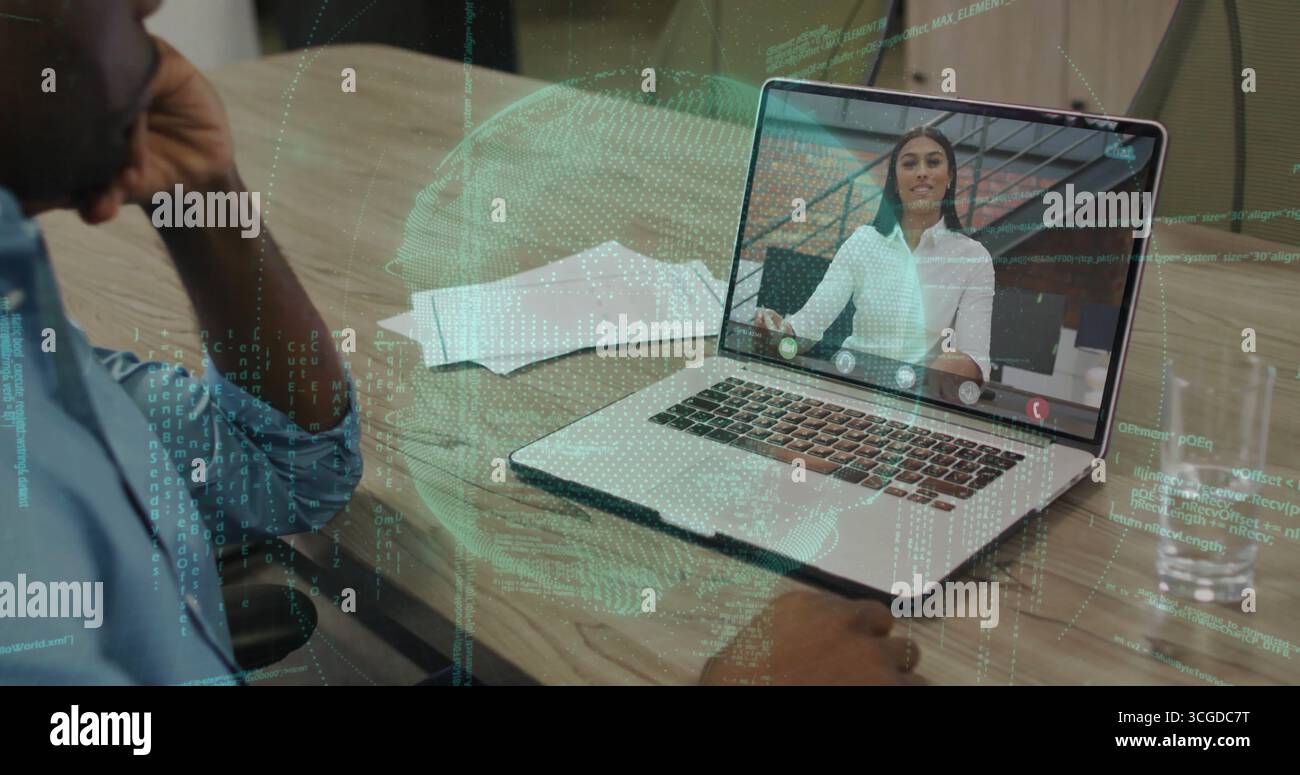 Mann in blauem Hemd, der sich im Büro mit Papieren, Wasserglas, Code-Overlay anmeldet Stockfoto