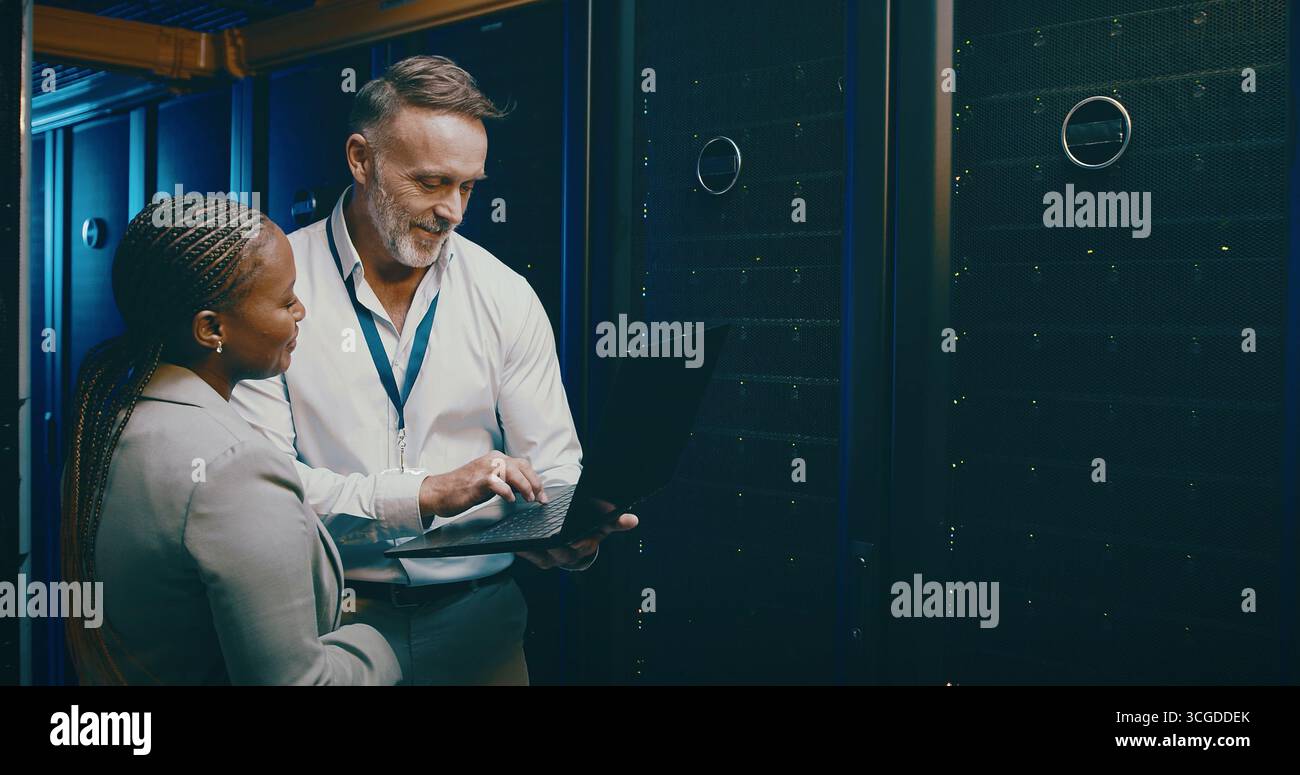 Zusammenarbeit, Laptop und Upgrade mit Mitarbeitern im Serverraum für die Netzwerkverwaltung. Computer, Cybersicherheit und Speicher mit Technologie Stockfoto
