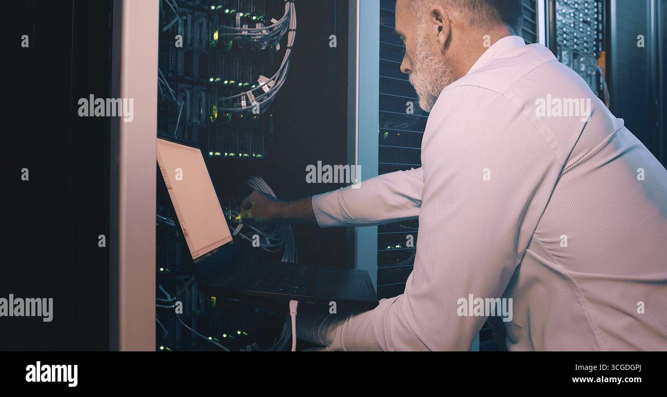 Man-, Laptop- und Kabelanschluss im Serverraum für Diagnose, Systemtest oder Wartung. Techniker, erfahrene Person und Techniker im Rechenzentrum für Stockfoto