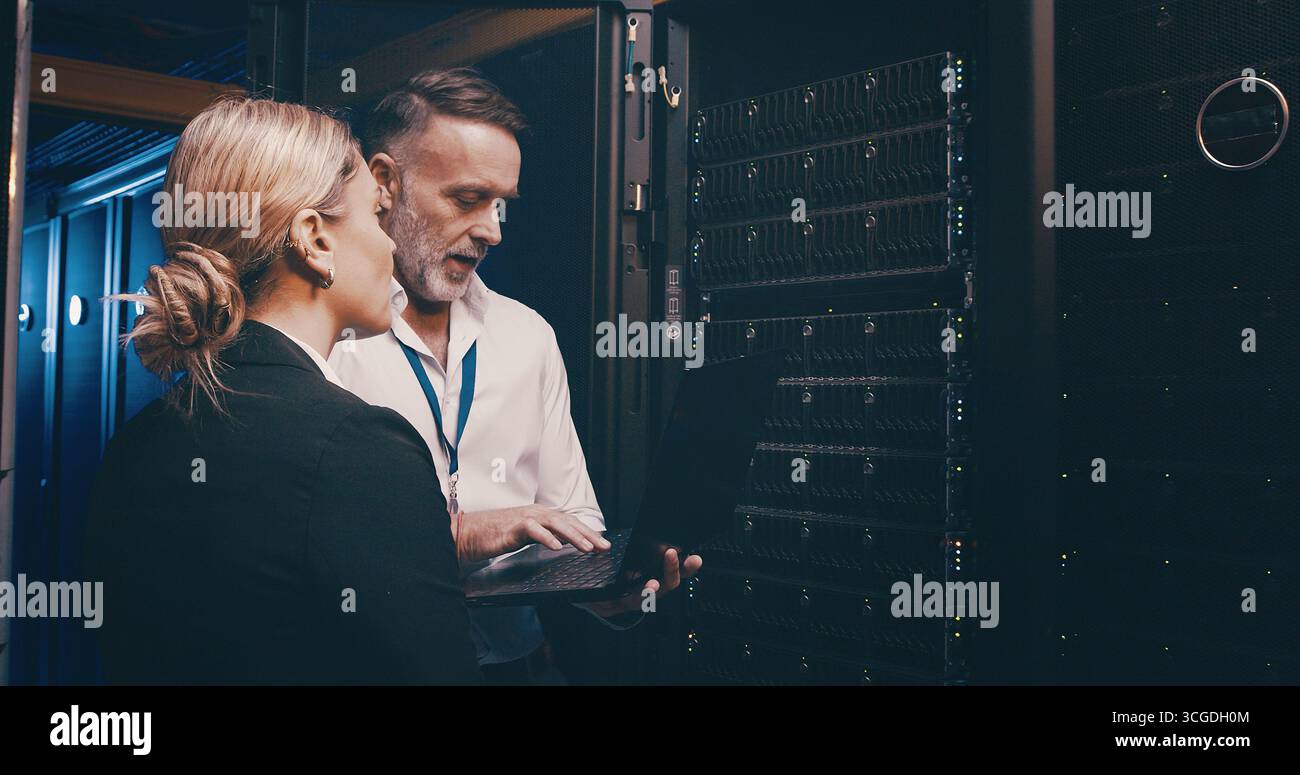 Zusammenarbeit, Laptop und Speicher mit Personen im Serverraum für die Netzwerkverwaltung. Computer, Cybersicherheit und Upgrade mit Technik Stockfoto
