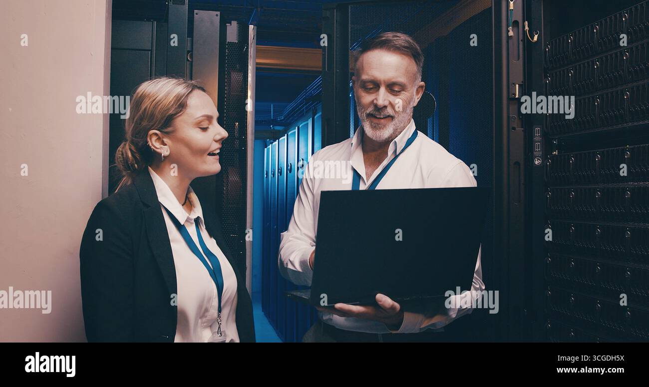 Zusammenarbeit, Cybersicherheit und Laptop mit Mitarbeitern im Serverraum für die Netzwerkverwaltung. Computer, Speicher und Upgrade mit Technik Stockfoto