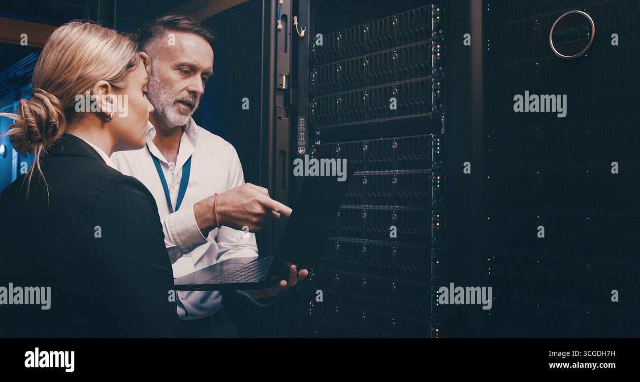 Cybersicherheit, Laptop und Upgrade mit Personen im Serverraum für die Netzwerkverwaltung. Zusammenarbeit, Computer und Speicher mit Technik Stockfoto