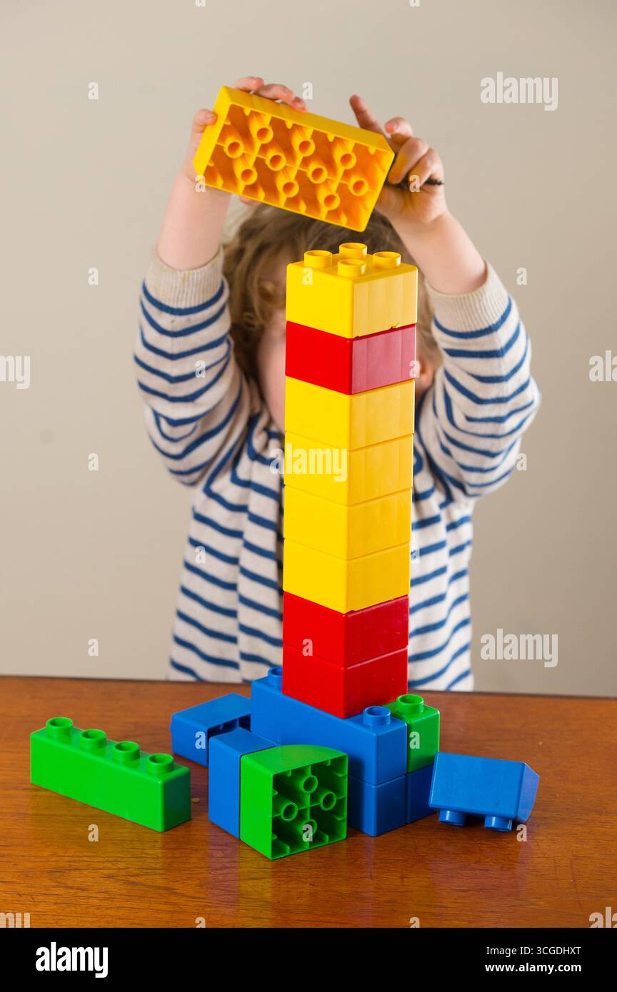 Aktenfoto vom 01/16 eines Kindergartenkindes, das mit Kunststoffbausteinen spielt. Die staatlichen Mittel für ein Programm, das Kindern aus Familien mit niedrigem Einkommen kostenlose Mahlzeiten und Aktivitäten während der Schulferien bietet, werden verlängert. Ausgabedatum: Donnerstag, 28. August 2025. Stockfoto