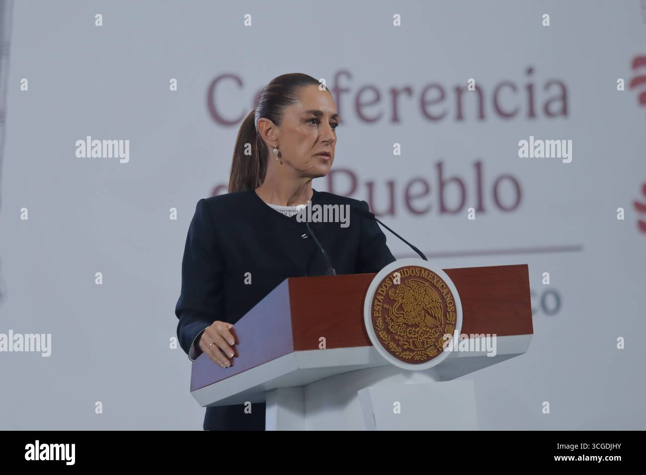 Mexicos Präsidentin Claudia Sheinbaum hält Briefing Mexikos Präsidentin Claudia Sheinbaum spricht über die Aussagen des Leiters der Drogenbehörde DEA, Terry Cole, nach dem historischen Schuldspruch von Ismael El Mayo Zambada vor einem Bundesgericht in New York während einer Pressekonferenz im National Palace. Mexico City CDMX Mexico Copyright: XCarlosxSantiagox Stockfoto