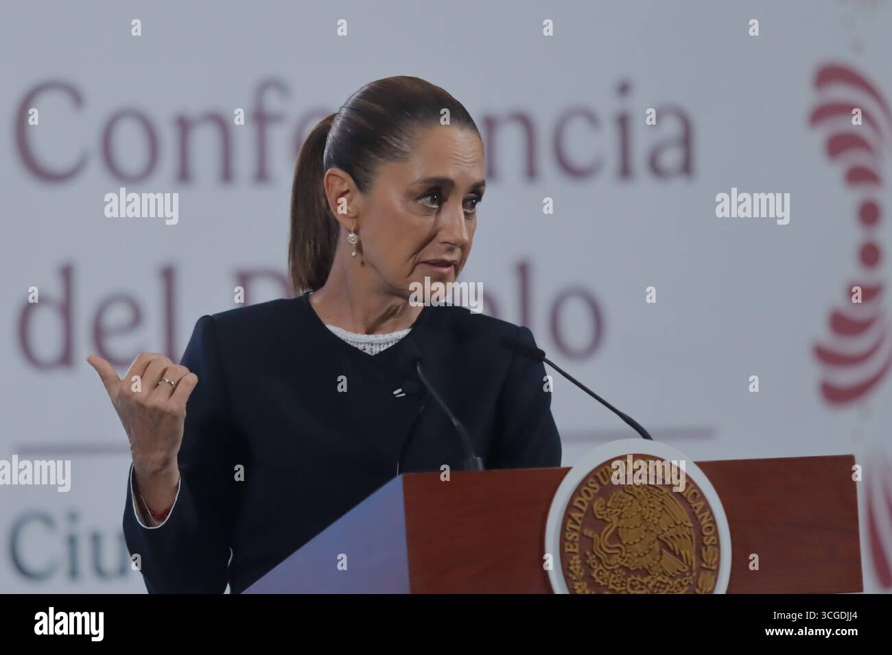 Mexicos Präsidentin Claudia Sheinbaum hält Briefing Mexikos Präsidentin Claudia Sheinbaum spricht über die Aussagen des Leiters der Drogenbehörde DEA, Terry Cole, nach dem historischen Schuldspruch von Ismael El Mayo Zambada vor einem Bundesgericht in New York während einer Pressekonferenz im National Palace. Mexico City CDMX Mexico Copyright: XCarlosxSantiagox Stockfoto