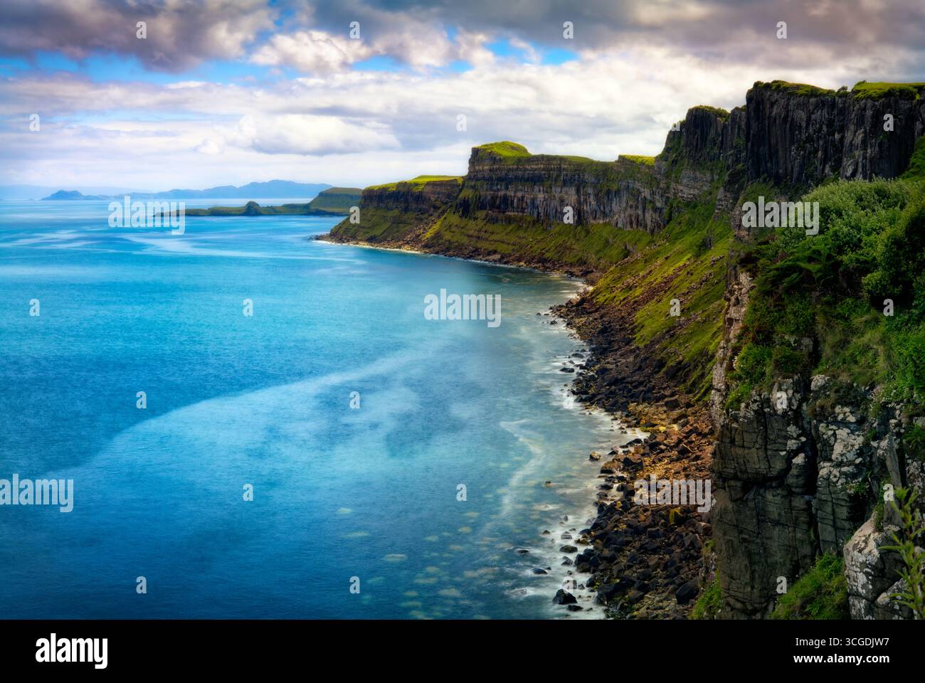 Isle of Skye. Kilt Rock Cliffs. Nachmittägliche Szene mit Blick auf Sound of Raasay Stockfoto