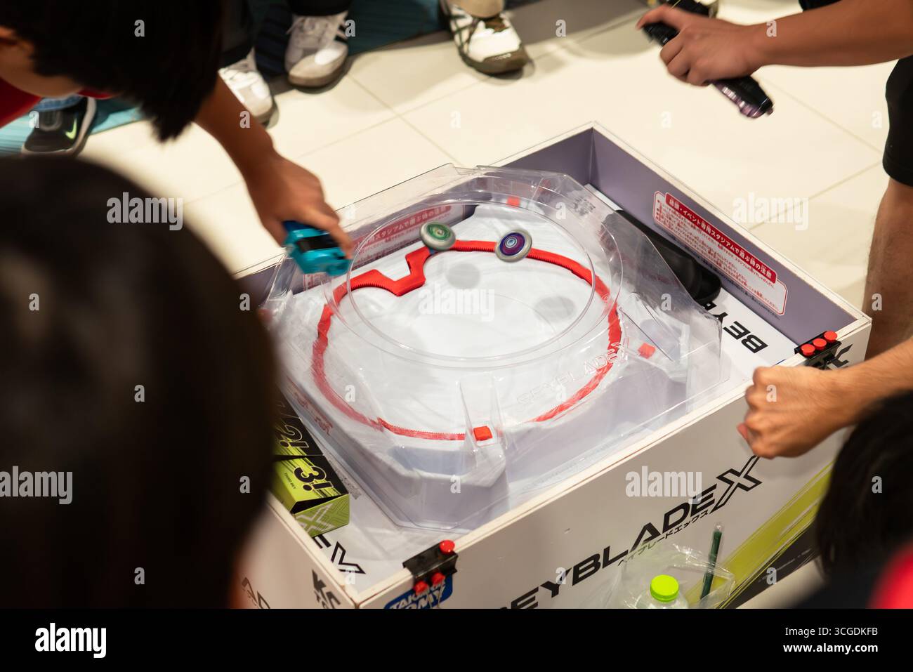 Bangkok, Thailand - 23. August 2025 : wöchentlicher Wettbewerb von Beyblade X, einem kämpfenden Spinning Top, in einem Einkaufszentrum. Stockfoto