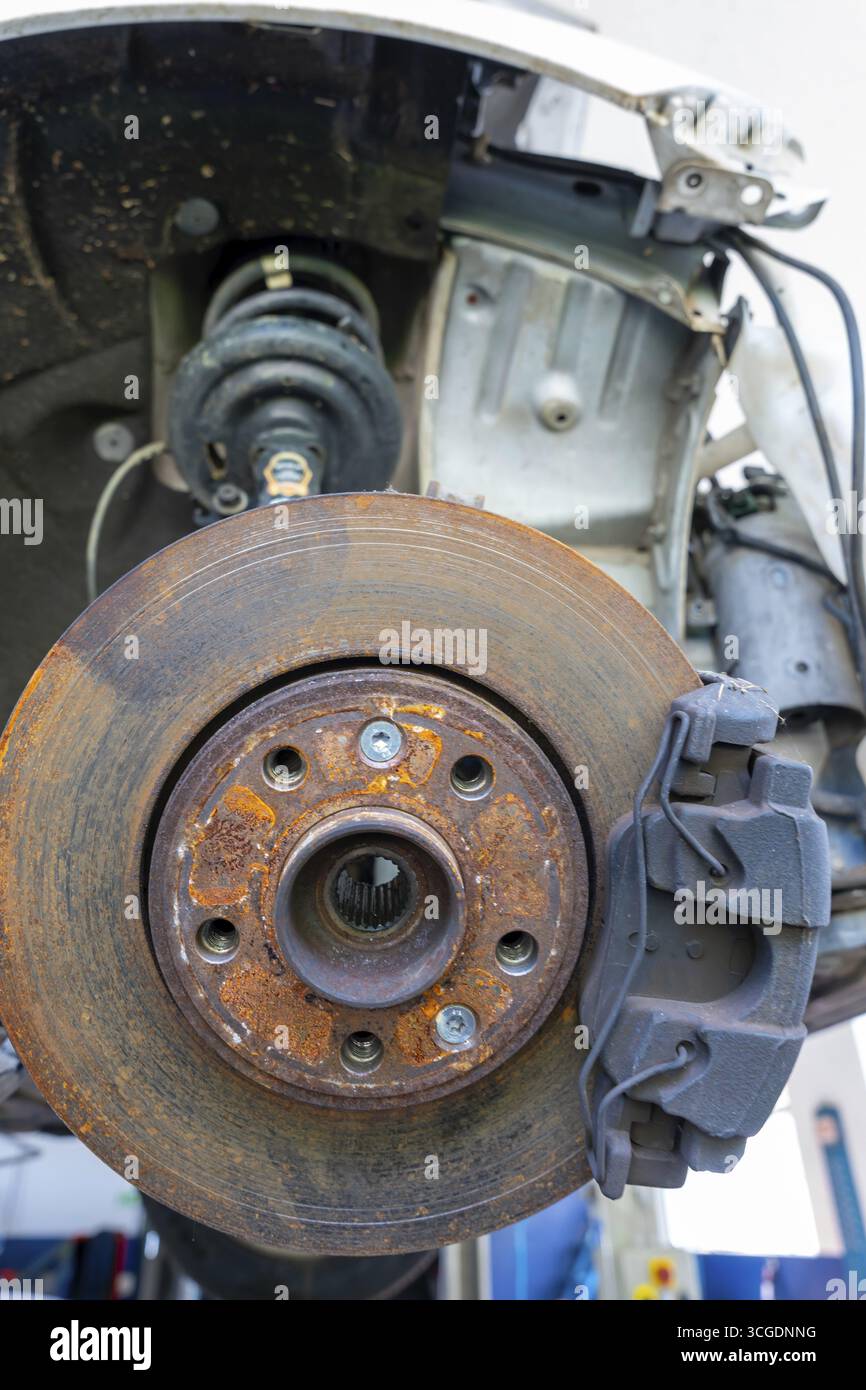 Auto mit Scheibenbremsen und Stoßdämpfern in der Schweiz Stockfoto