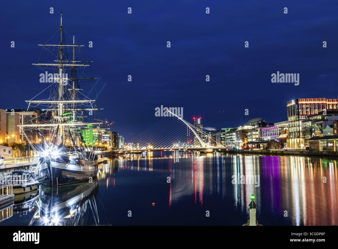 Segelschiff, hinter der Samuel Becket Bridge, Nachtaufnahme, Dublin, Irland Stockfoto