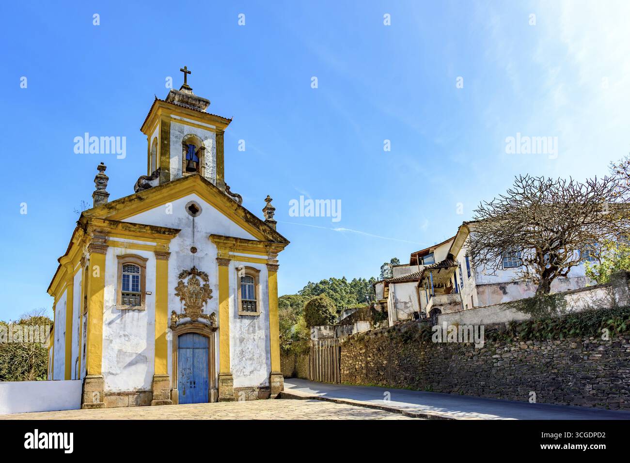 Straße in der Stadt Ouro Preto zwischen historischen Häusern und Kirchen, Ouro Preto, Minas Gerais, Brasilien Stockfoto