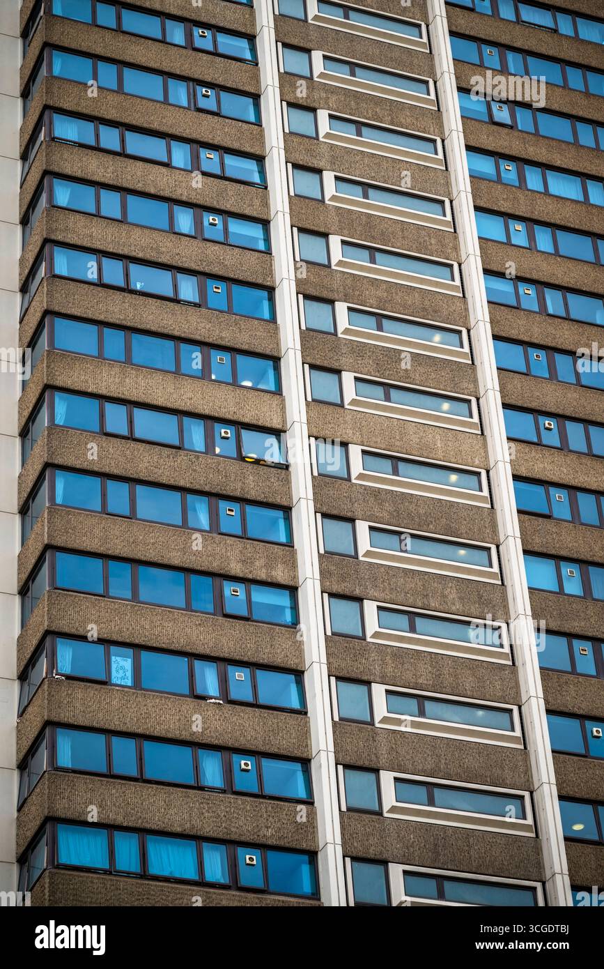 Hyde Park Barracks Tower, entworfen von Sir Basil Spence, Knightsbridge, London, England, Großbritannien Stockfoto