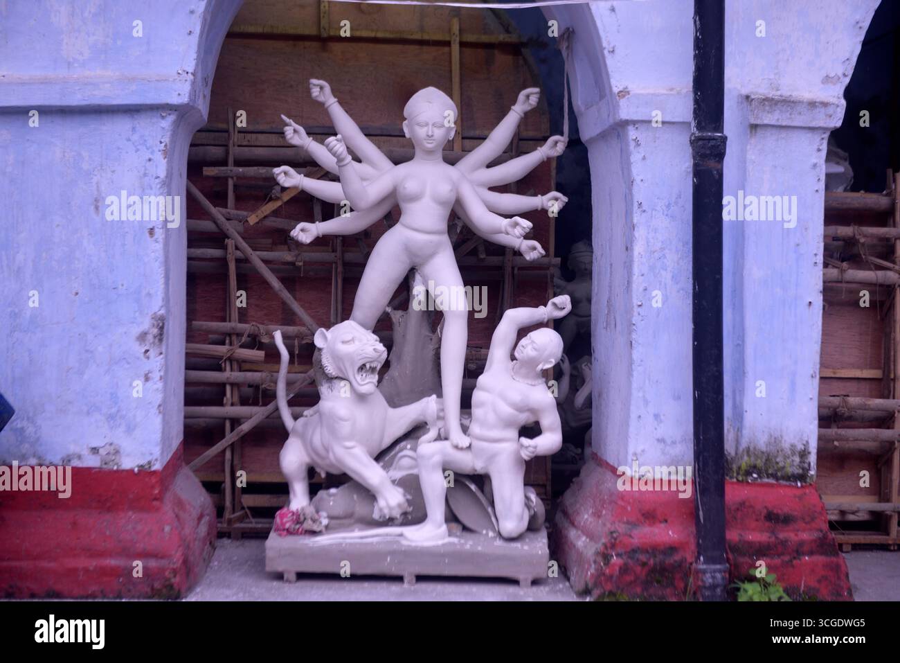 Göttinnen werden vor dem Fest mit Lehm vorbereitet. Idole werden für das Durga Puja Festival gemacht. Stockfoto