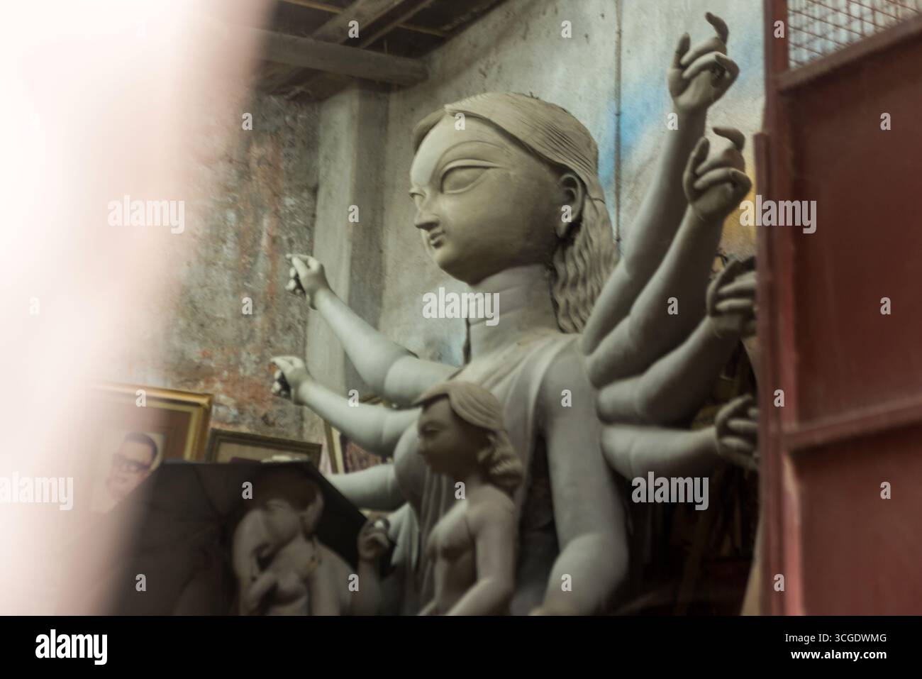 Göttinnen werden vor dem Fest mit Lehm vorbereitet. Idole werden für das Durga Puja Festival gemacht. Stockfoto