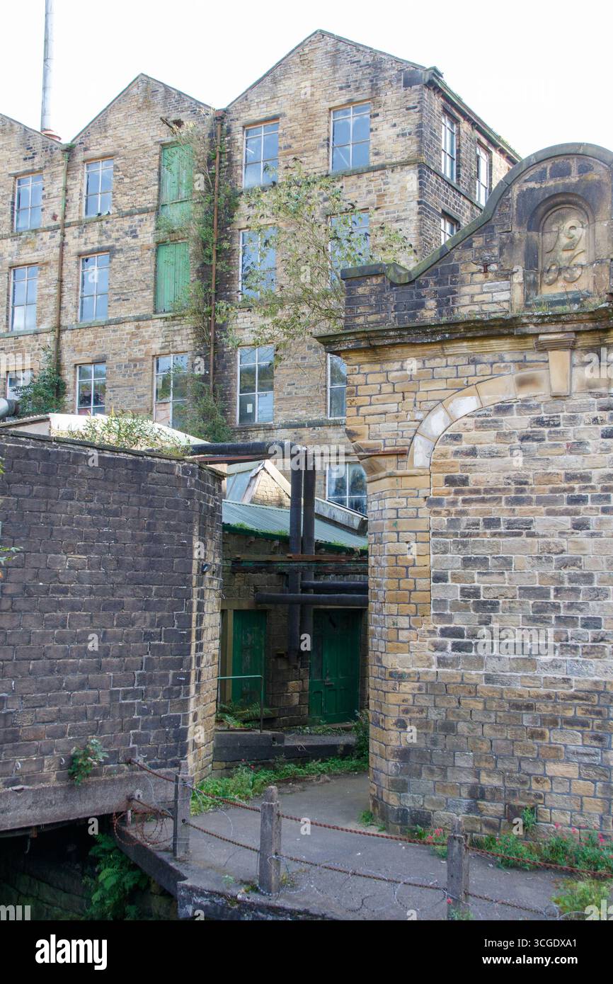 Eine ehemalige Mühlenfabrik in Marsden Stockfoto