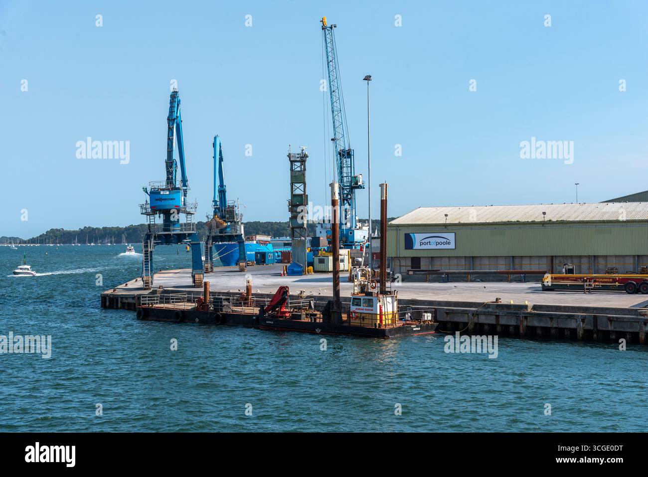 Poole Dorset England Großbritannien. 17.08.2025. Hafen von Poole Dorset, Umschlagbereich mit Raupenkranen auf der Hafenseite. Stockfoto