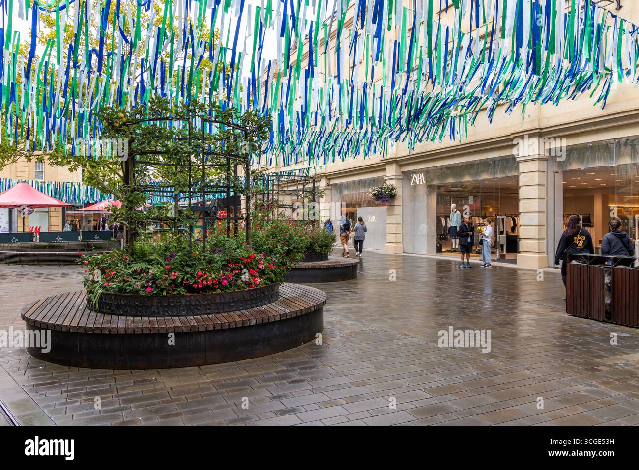Festival of Nature Farbbänder mit Regenbändern an einem Overhead-Display in Southgate Place, City of Bath, Somerset, England, Großbritannien Stockfoto