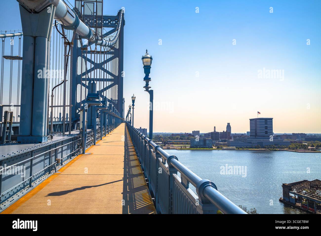 Franklin Bridge und Stadt Camden Delaware River mit Blick auf das Wasser, Bundesstaat New Jersey, USA Stockfoto