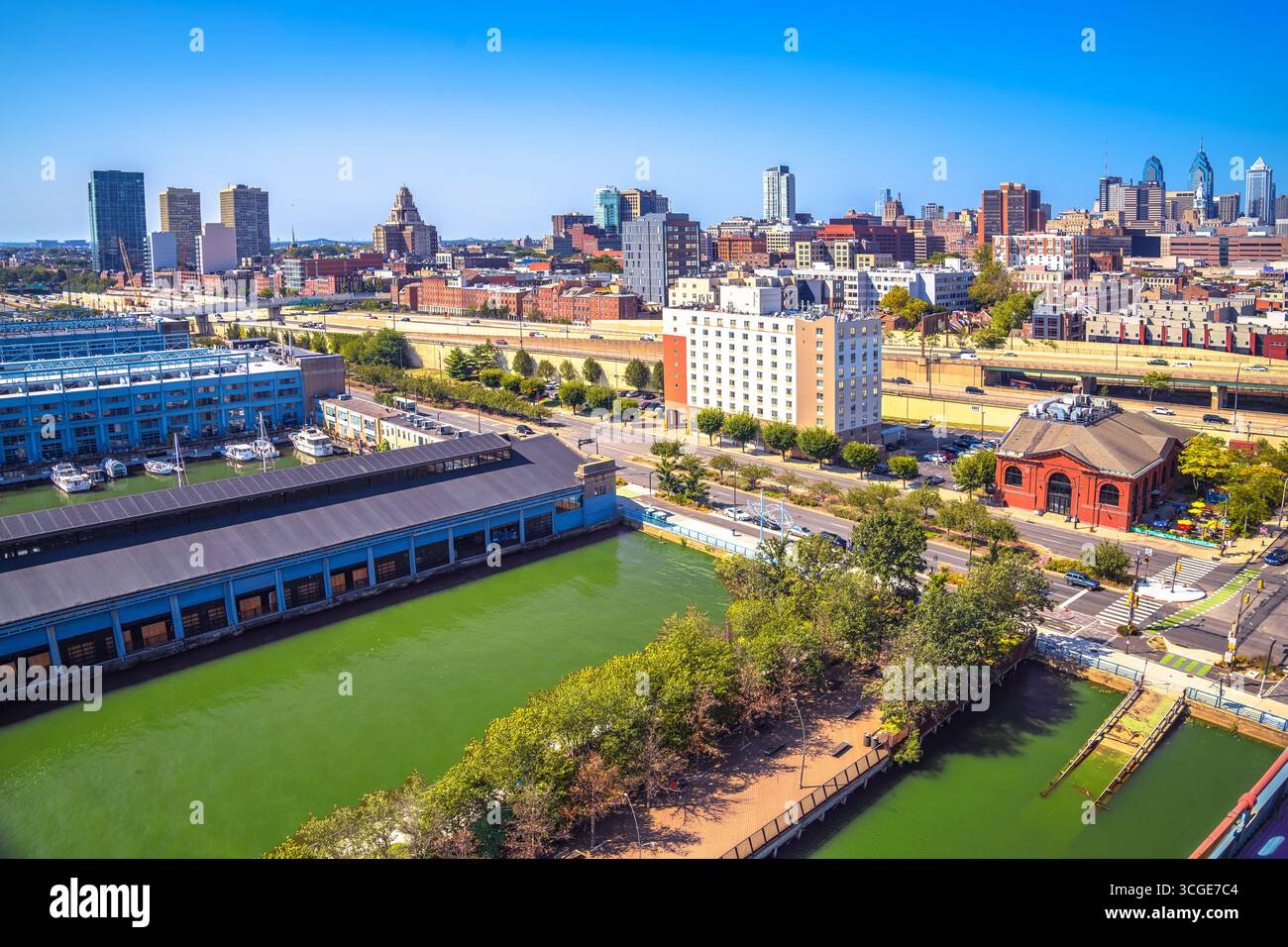 Blick auf die Skyline von Philadelphia und den Delaware River von der Franklin Bridge, Bundesstaat Pennsylvania, USA Stockfoto