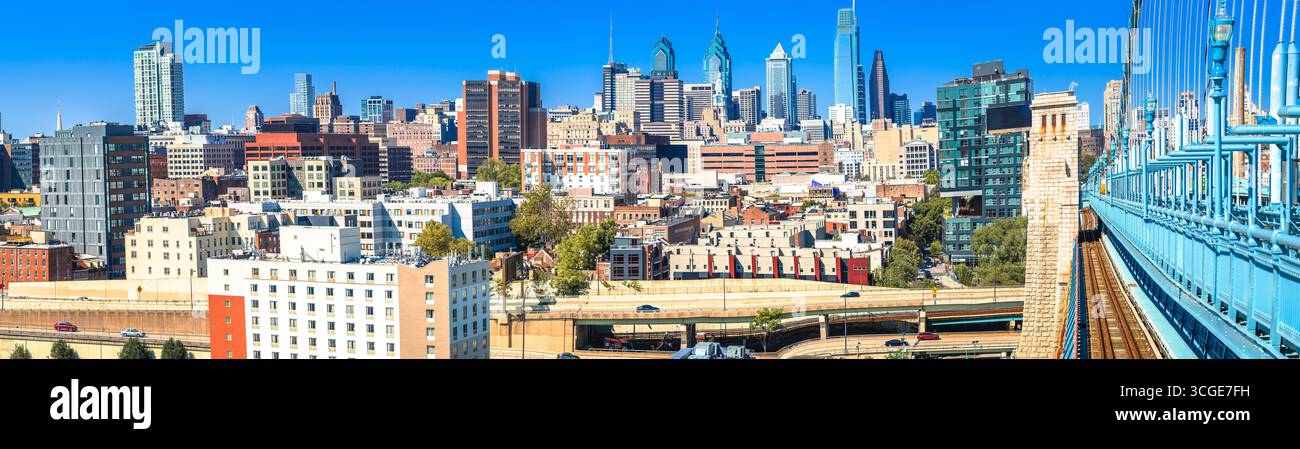 Panoramablick auf die Skyline von Philadelphia von der Franklin Bridge, Bundesstaat Pennsylvania, USA Stockfoto
