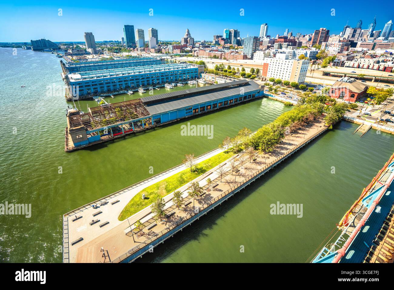 Blick auf die Skyline von Philadelphia und den Delaware River von der Franklin Bridge, Bundesstaat Pennsylvania, USA Stockfoto