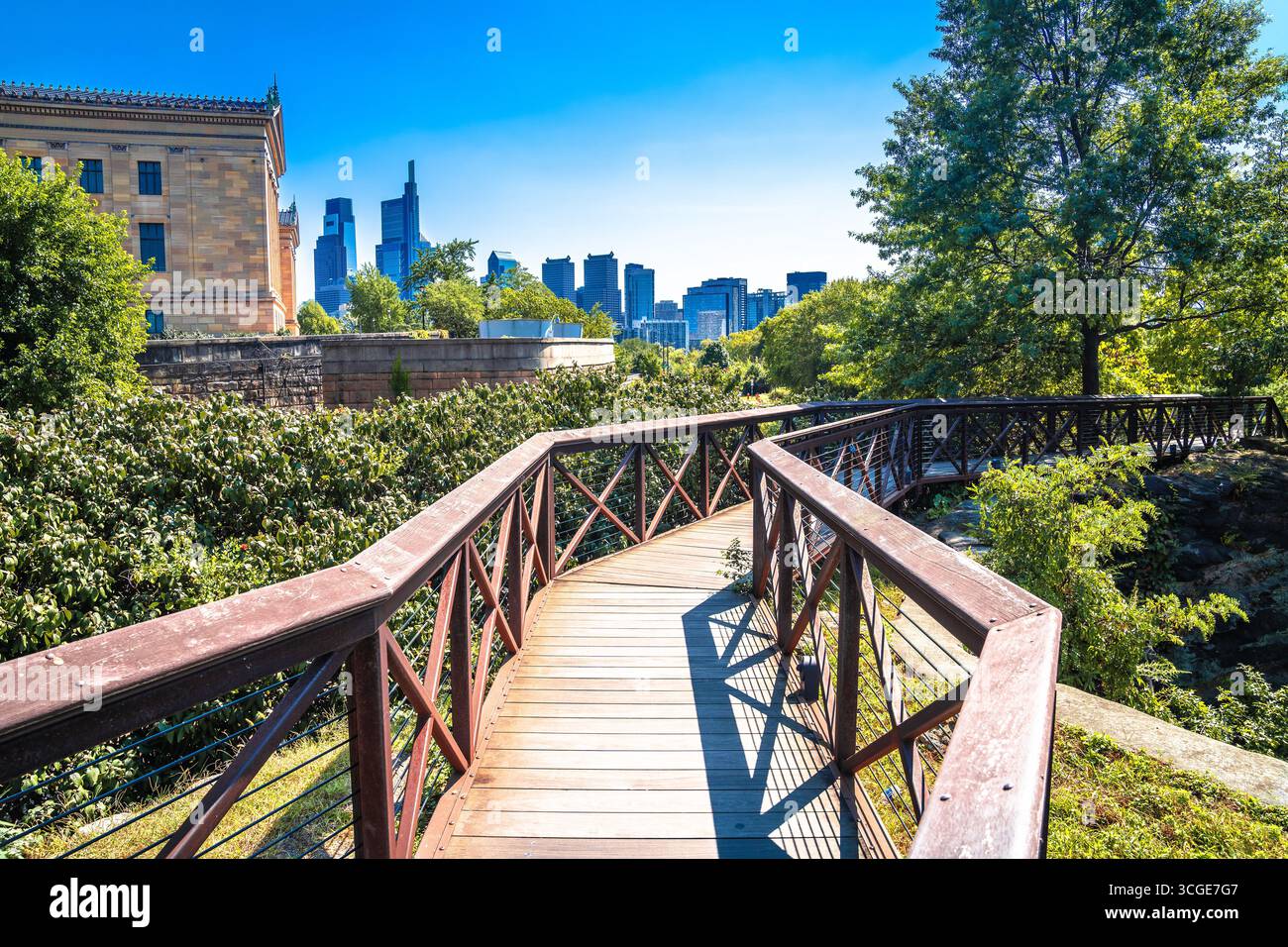Philadelphia malerischer Park, Holzsteg und Blick auf die Skyline, Bundesstaat Pennsylvania, USA Stockfoto