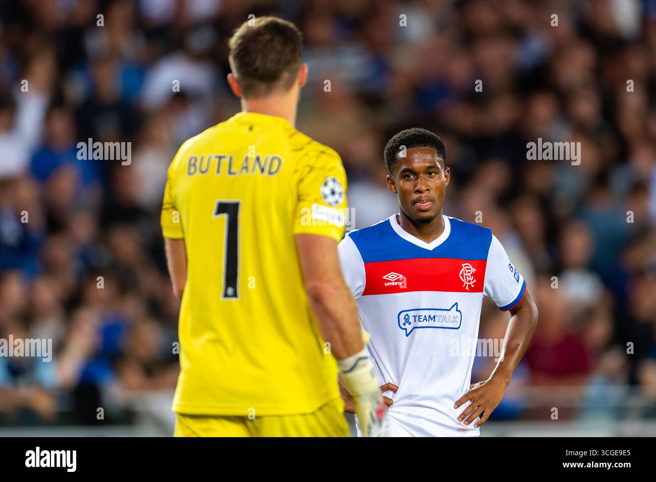 Brügge, Belgien. August 2025. BRÜGGE, BELGIEN - 27. AUGUST: Jack Butland von Rangers interagiert mit Jayden Meghoma von Rangers während des Play-offs der UEFA Champions League Runde Second Leg Match zwischen Club Brugge und Rangers im Jan Breydel Stadium am 27. August 2025 in Brügge. (Foto von Joris Verwijst/Orange Pictures) Credit: Orange Pics BV/Alamy Live News Stockfoto