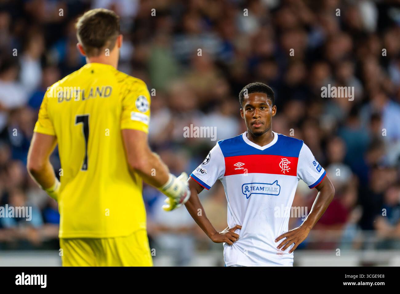 Brügge, Belgien. August 2025. BRÜGGE, BELGIEN - 27. AUGUST: Jack Butland von Rangers interagiert mit Jayden Meghoma von Rangers während des Play-offs der UEFA Champions League Runde Second Leg Match zwischen Club Brugge und Rangers im Jan Breydel Stadium am 27. August 2025 in Brügge. (Foto von Joris Verwijst/Orange Pictures) Credit: Orange Pics BV/Alamy Live News Stockfoto