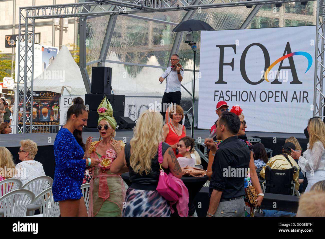FASHION OPEN AIR BERLIN 2025 VOM 26. August bis 7. September auf dem Alexanderplatz. Große Eröffnungsshow mit VIPs und Designern sowie Showacts. Stockfoto