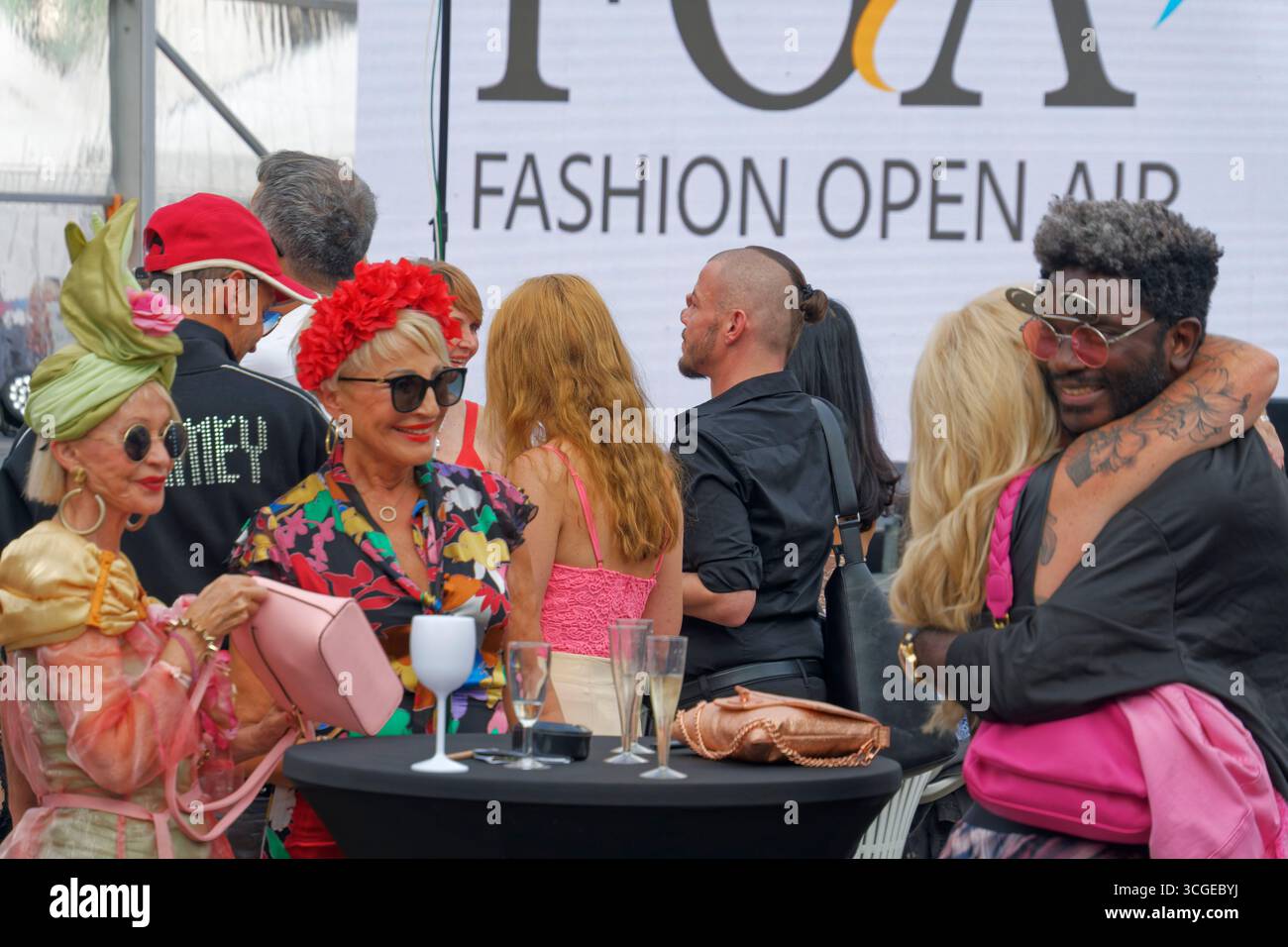 FASHION OPEN AIR BERLIN 2025 VOM 26. August bis 7. September auf dem Alexanderplatz. Große Eröffnungsshow mit VIPs und Designern sowie Showacts. Stockfoto