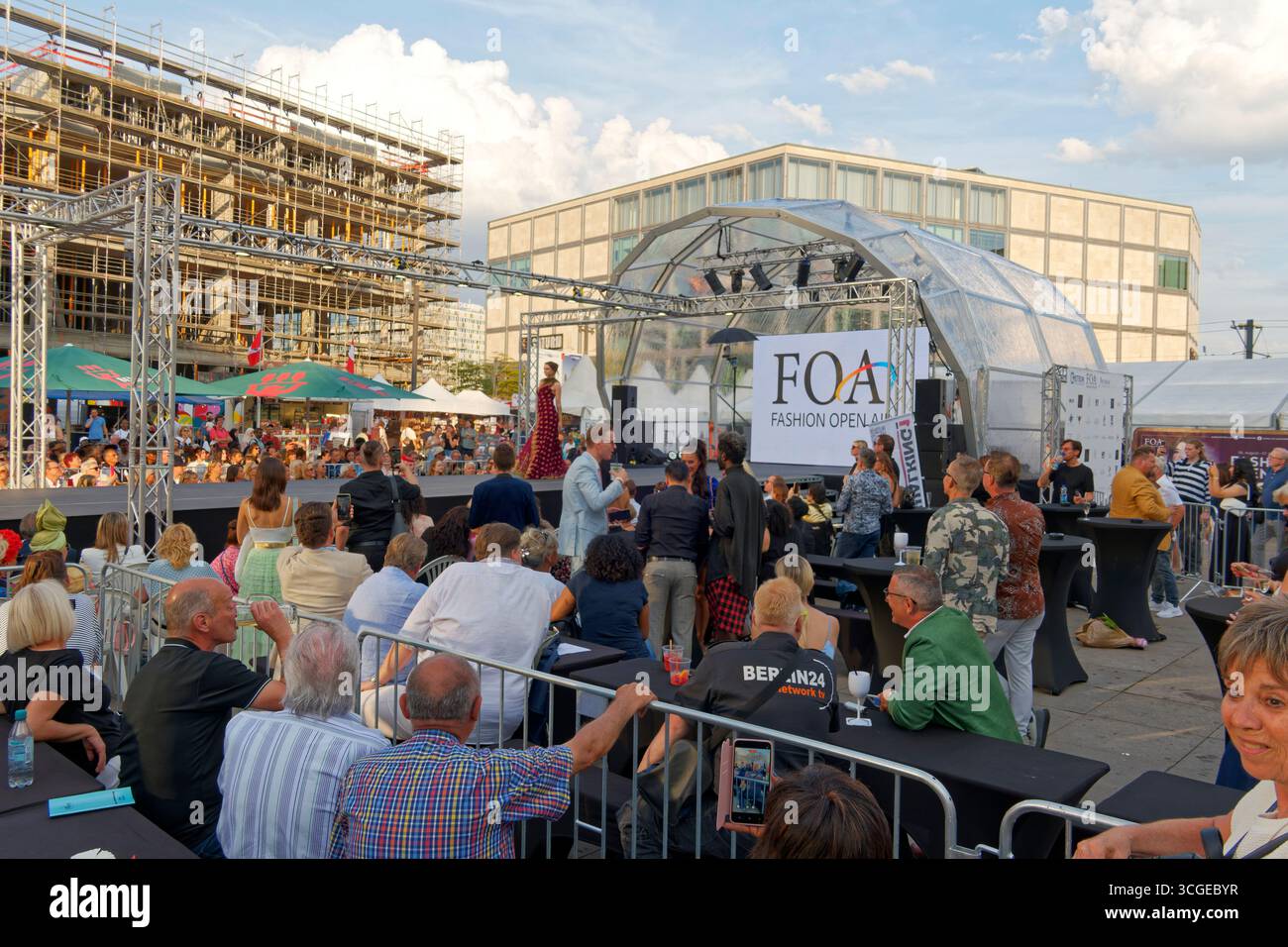 FASHION OPEN AIR BERLIN 2025 VOM 26. August bis 7. September auf dem Alexanderplatz. Große Eröffnungsshow mit VIPs und Designern sowie Showacts. Stockfoto