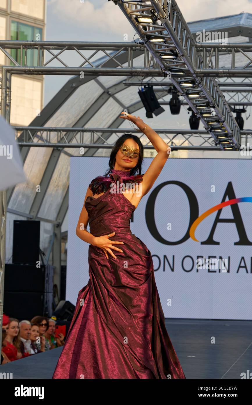 FASHION OPEN AIR BERLIN 2025 VOM 26. August bis 7. September auf dem Alexanderplatz. Große Eröffnungsshow mit VIPs und Designern sowie Showacts. Stockfoto