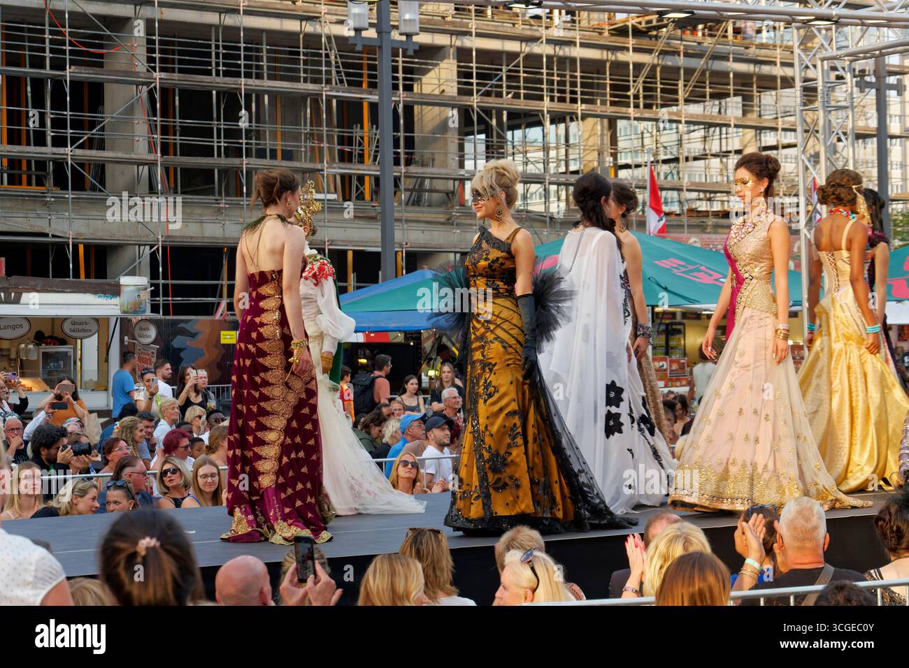 FASHION OPEN AIR BERLIN 2025 VOM 26. August bis 7. September auf dem Alexanderplatz. Große Eröffnungsshow mit VIPs und Designern sowie Showacts. Stockfoto