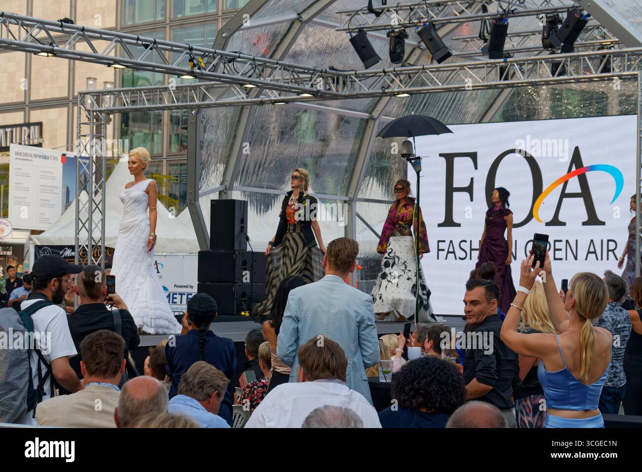 FASHION OPEN AIR BERLIN 2025 VOM 26. August bis 7. September auf dem Alexanderplatz. Große Eröffnungsshow mit VIPs und Designern sowie Showacts. Stockfoto
