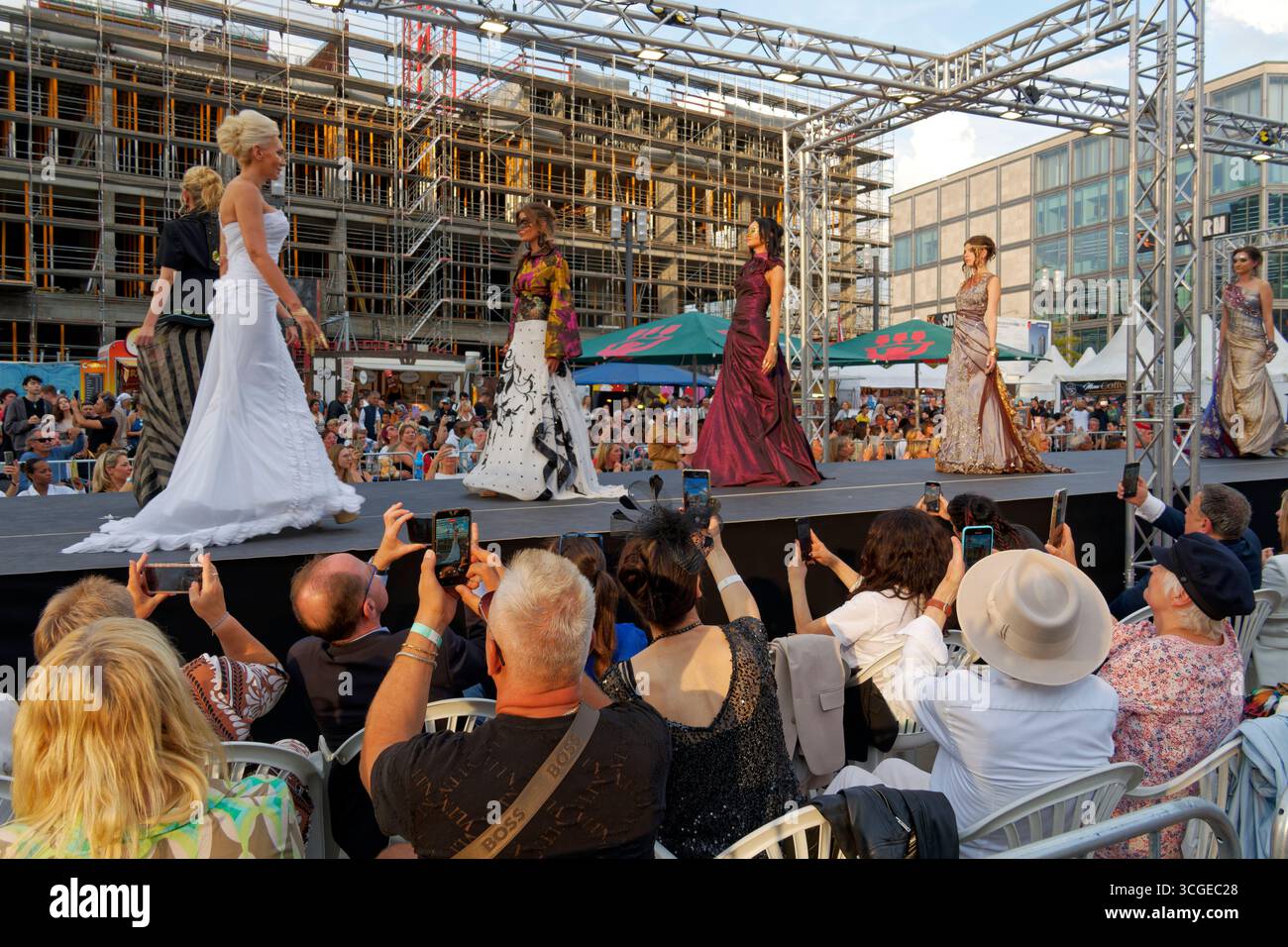 FASHION OPEN AIR BERLIN 2025 VOM 26. August bis 7. September auf dem Alexanderplatz. Große Eröffnungsshow mit VIPs und Designern sowie Showacts. Stockfoto