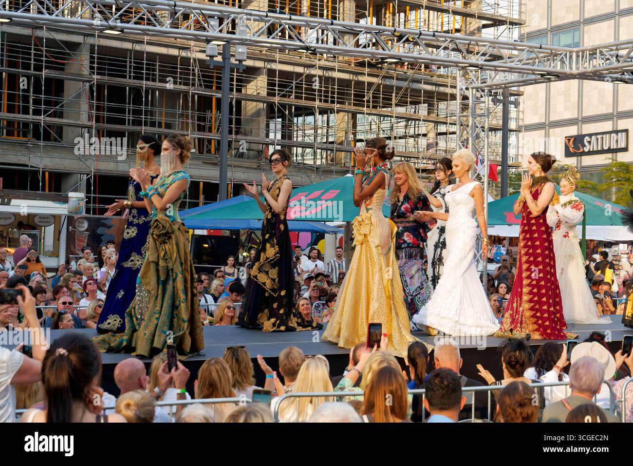 FASHION OPEN AIR BERLIN 2025 VOM 26. August bis 7. September auf dem Alexanderplatz. Große Eröffnungsshow mit VIPs und Designern sowie Showacts. Stockfoto