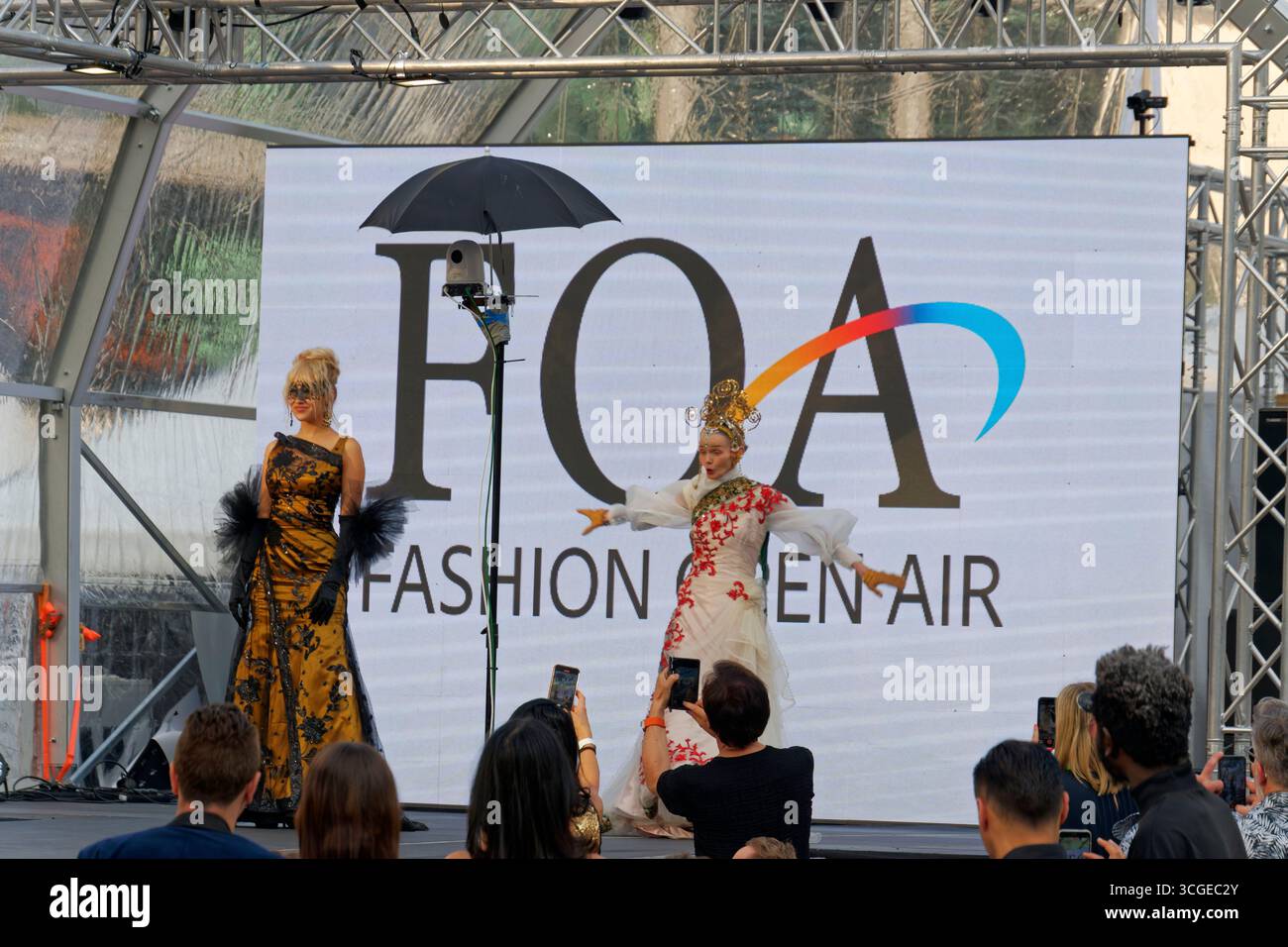 FASHION OPEN AIR BERLIN 2025 VOM 26. August bis 7. September auf dem Alexanderplatz. Große Eröffnungsshow mit VIPs und Designern sowie Showacts. Stockfoto