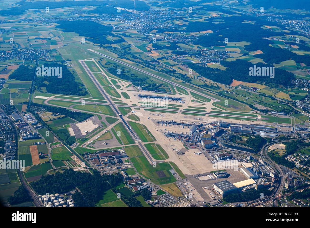 Luftansicht auf den internationalen Flughafen Zürich, Kloten, Schweiz Stockfoto