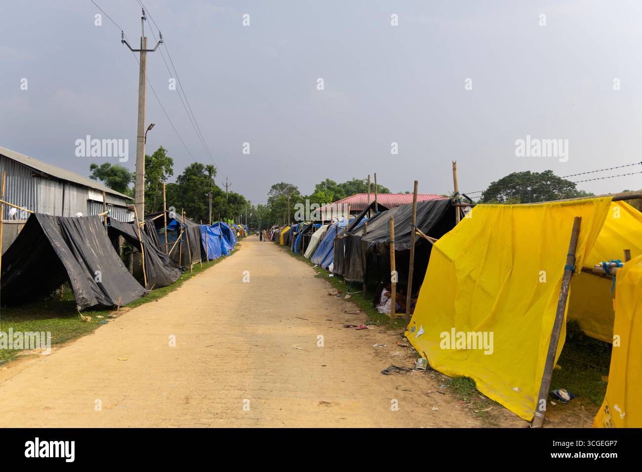 Die Menschen in Hasila beel, Goalpara leben nach der Räumung unter provisorischen Lagern. Stockfoto