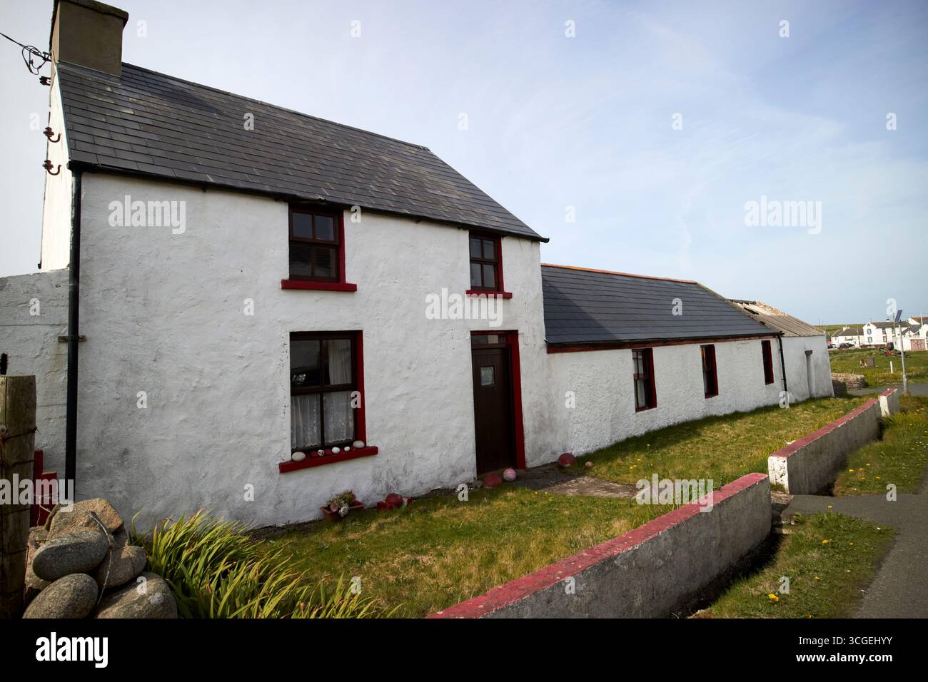 2-stöckiges und einstöckiges Haus auf der Insel der Insel, County donegal, republik irland Stockfoto