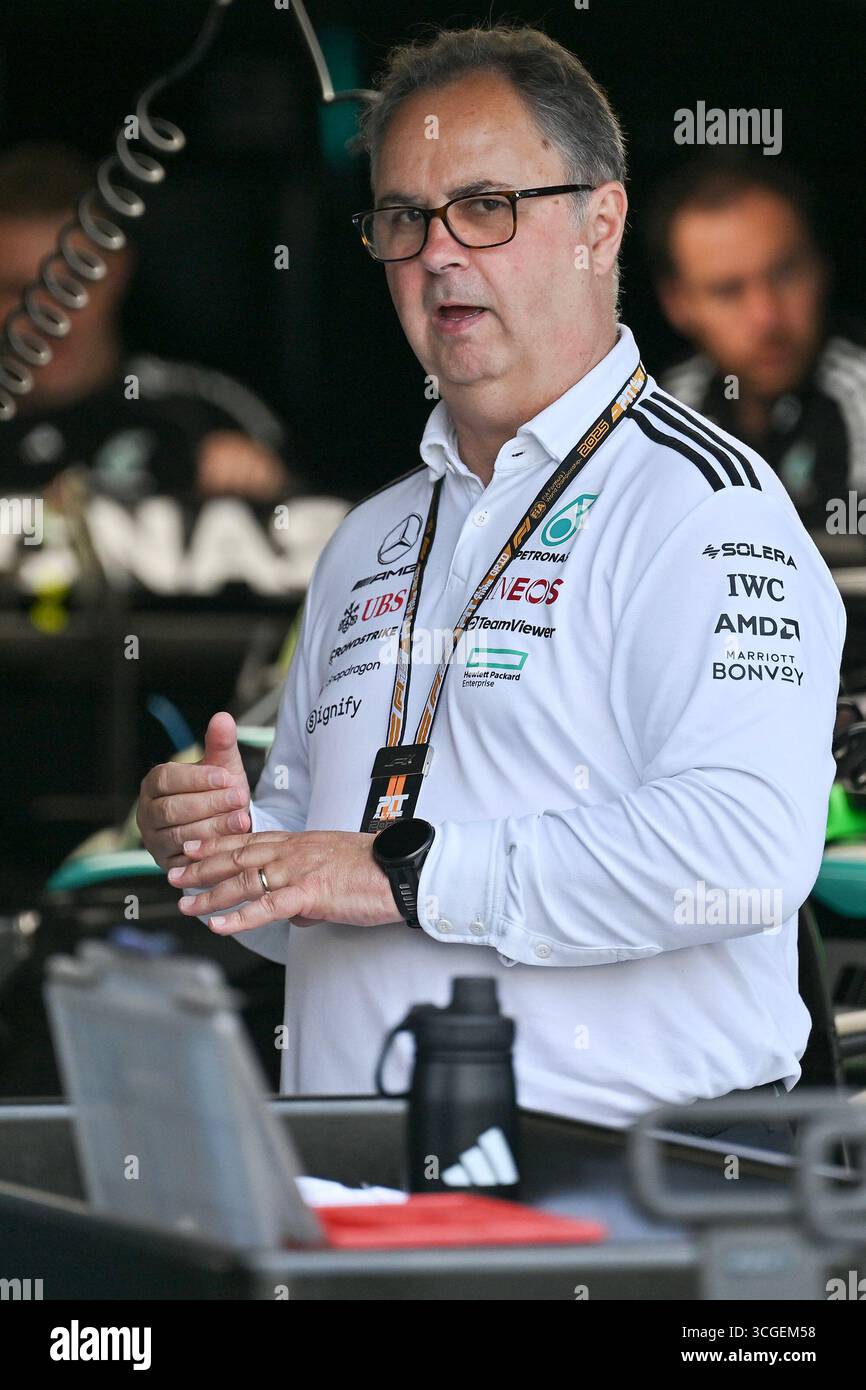 ZANDVOORT, NIEDERLANDE - 28. AUGUST: Ron Meadows aus Großbritannien und das Mercedes-AMG PETRONAS F1 Team in der Garage während Vorschauen vor dem Formel 1 Grand Prix der Niederlande auf dem Circuit Zandvoort am 28. August 2028 in Zandvoort, Niederlande. (Foto: Vince Mignott/Alamy Live News) Stockfoto