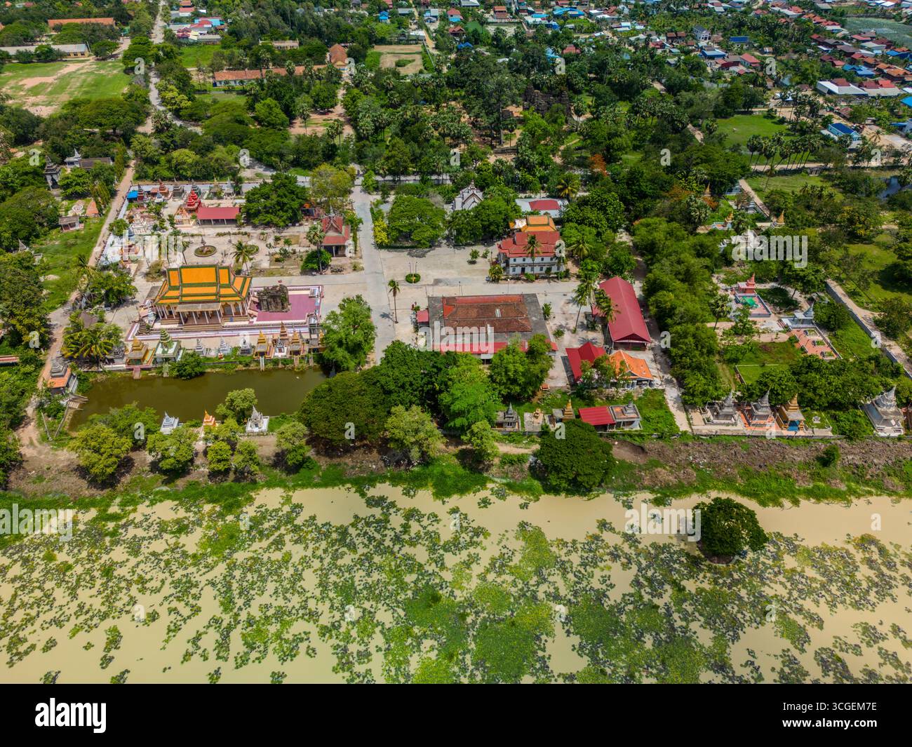 Drohnenblick auf einen buddhistischen Pagodenkomplex mit Schreinen, Stupas und Tempelgebäuden am Ufer des Tonlé Bati Lake in der Provinz Takeo, Kambodscha. Die Stockfoto