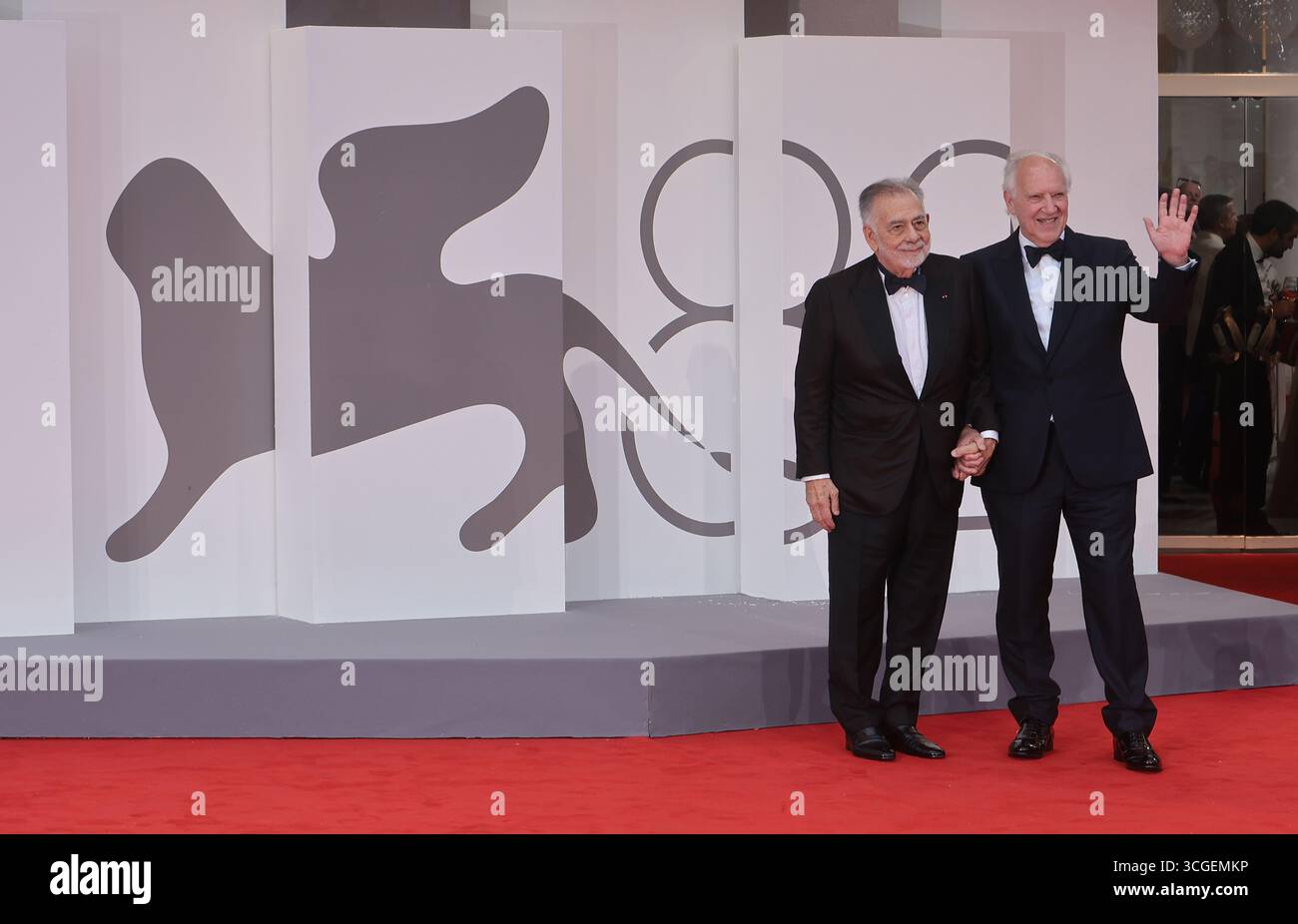 VENEDIG, ITALIEN - 27. AUGUST: Francis Ford Coppola und Werner Herzog nehmen während des 82. Internationalen Filmfestivals von Venedig auf dem roten Teppich „La Grazia“ Teil Stockfoto