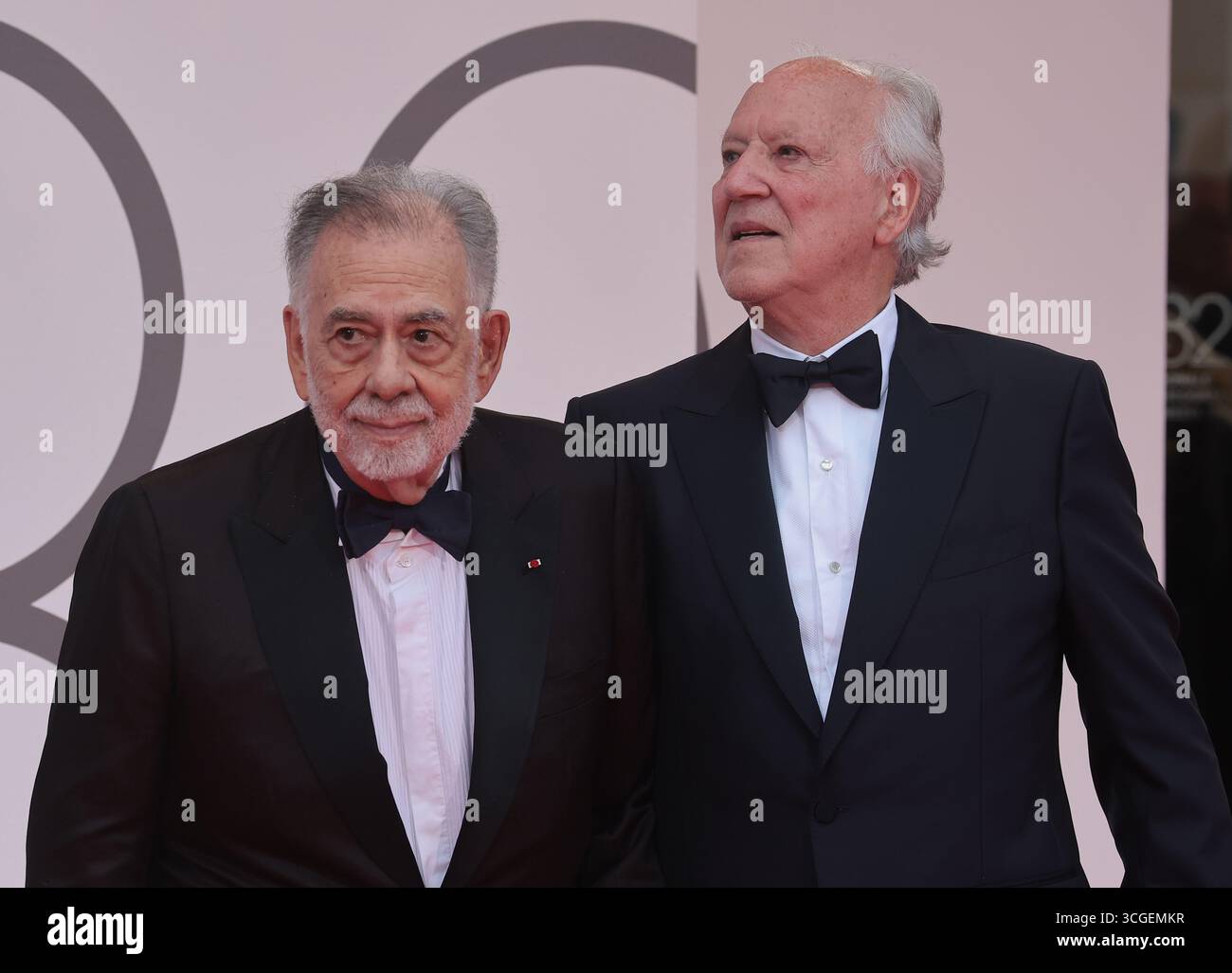 VENEDIG, ITALIEN - 27. AUGUST: Francis Ford Coppola und Werner Herzog nehmen während des 82. Internationalen Filmfestivals von Venedig auf dem roten Teppich „La Grazia“ Teil Stockfoto