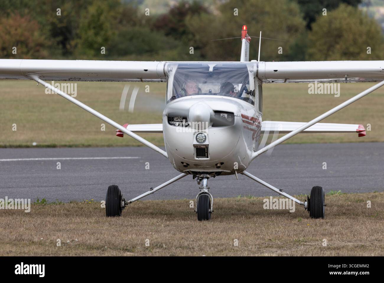 RHEIMS CESSNA F150L Registrierung G-AZZR, in Henstridge Stockfoto