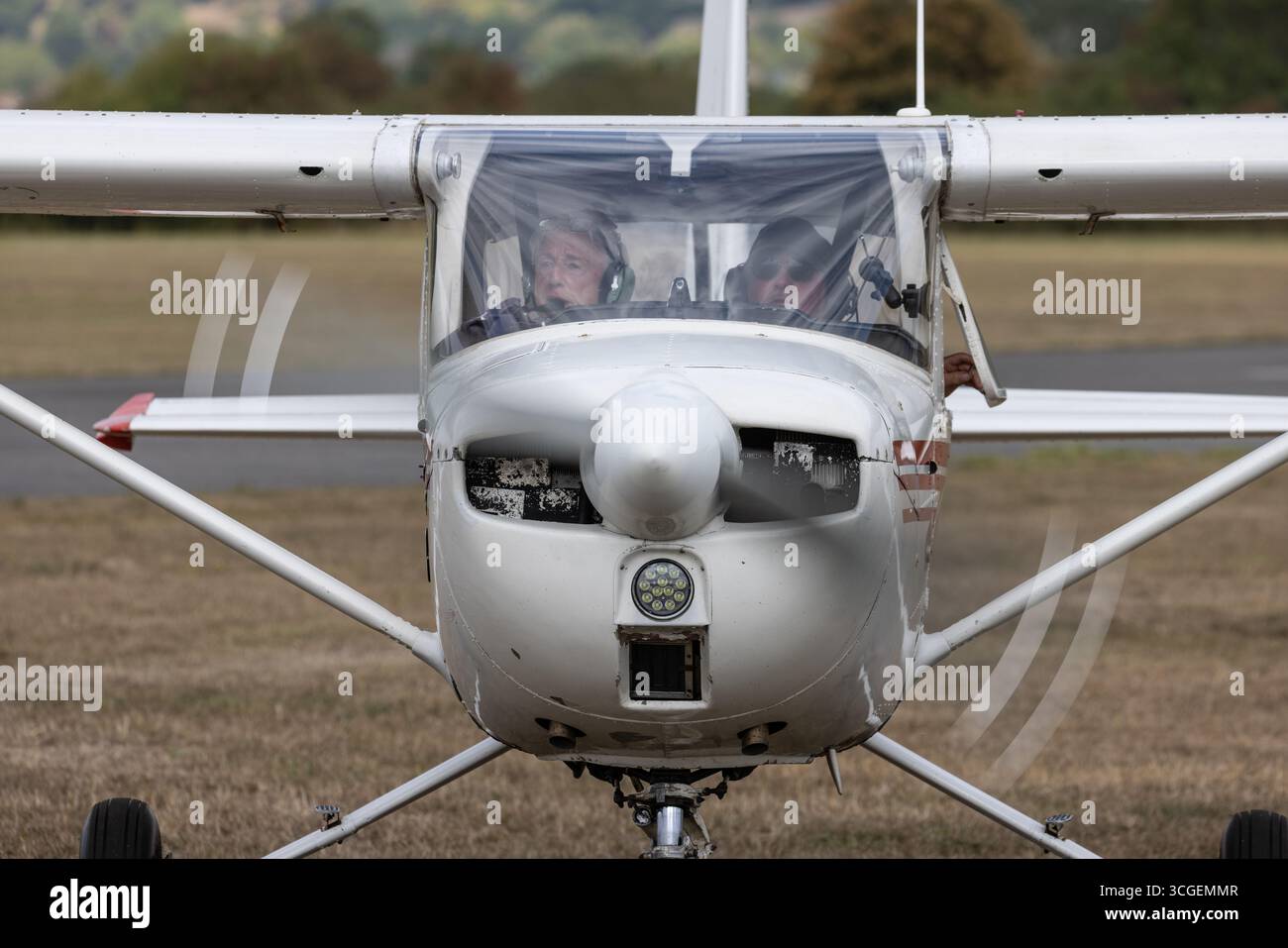 RHEIMS CESSNA F150L Registrierung G-AZZR, in Henstridge Stockfoto
