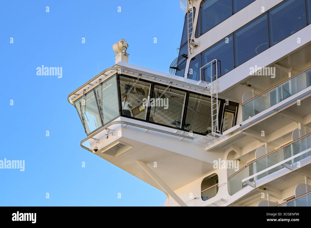 Lissabon, Portugal - 13. Januar 2025: Offizier im Fenster der Schiffsbrücke des norwegischen Kreuzfahrtschiffes Bliss Stockfoto