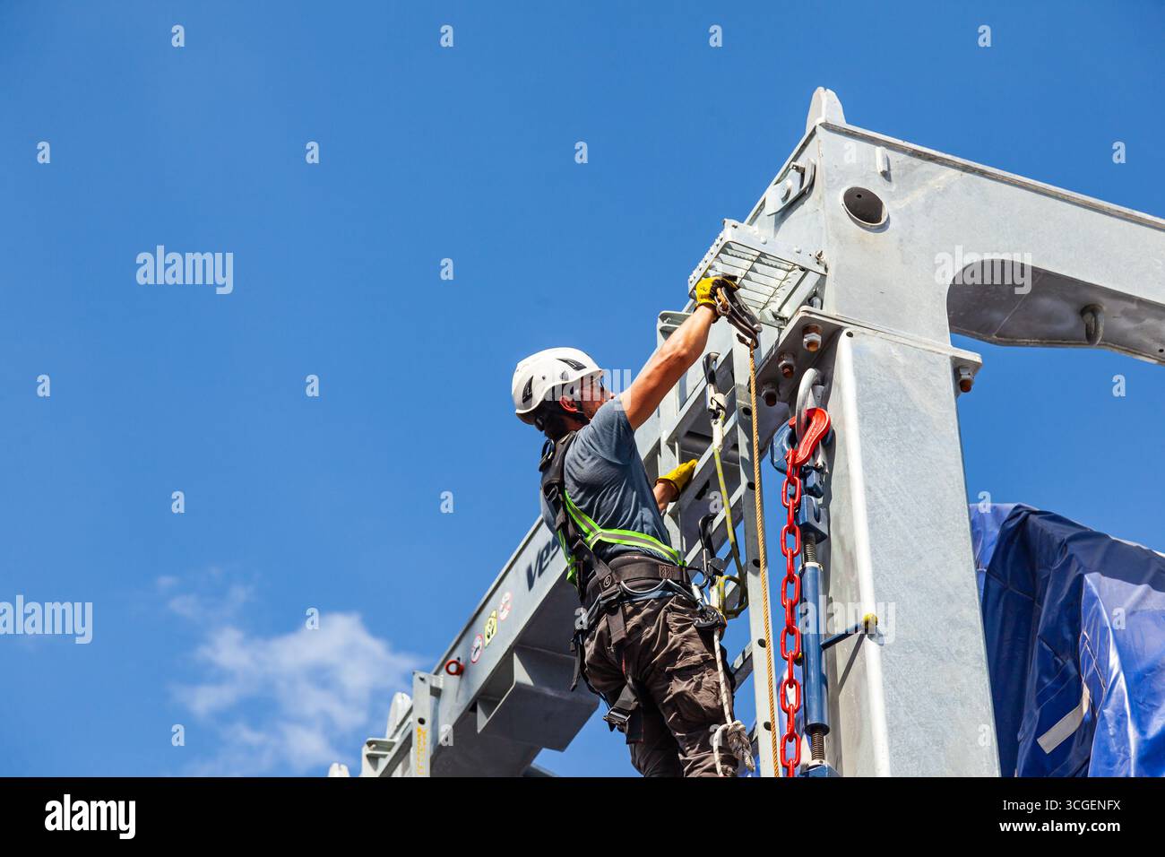Verladung und Sicherung im Seehafen Rumäniens durch die Rotorblätter der Windmühlen von Vestas auf einem Frachtschiff. Stockfoto